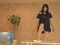 童顔JKが悪びれもせず、笑顔でおにぎりを踏み潰す