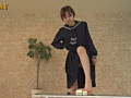 汚い足で仁王立ちで黙々と卵を踏みつぶすJK