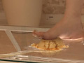 美味しそうなプリンを汚物のように踏みつける小悪魔JK