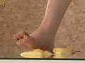 青白い顔と冷たい目線で美味しそうなプリンを踏み潰すJK
