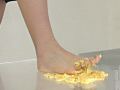 美味しそうな卵焼きをクラッシュするぽっちゃり娘