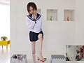 細い体でも体重をかけてブドウを踏み潰すガリガリ女子