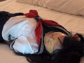 制服で自由を奪われた女の子！