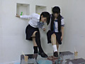 ミミズを楽しそうにグチャグチャに踏み潰す先輩と後輩