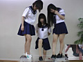 異音を立てながら踏み潰されていくザリガニと3人組