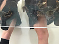 固いカニをローファーでバリバリにする仲良し2人組