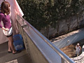ベランダから男を誘惑する人妻 結城みさ