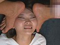 美女の顔踏み