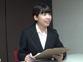 新人女性社員が面接官001