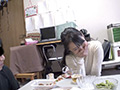 ○いつぶれた旦那さんのすぐ側で奥さんを寝取る11