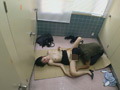 駅公衆トイレで○制性交していた公務員男の○行動画