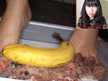 明るい熟女の足裏くすぐりとねばとろフードクラッシュ