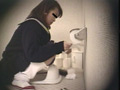 侵入女子校卒業式女子便所4