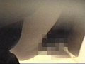 女の穴からブリブリ溢れる糞尿の勢いは堪らない！！