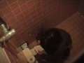 若い女性が公共のトイレを使用するのにはワケがあった