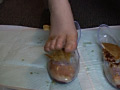 足で踏んだり食べてみたり