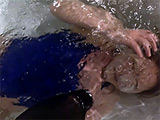 競泳水着で凶悪腹パンチバチボコイラマチオと水中潜水