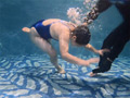競泳水着で凶悪腹パンチバチボコイラマチオと水中潜水