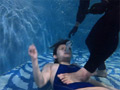 競泳水着で凶悪腹パンチバチボコイラマチオと水中潜水