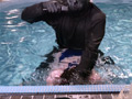競泳水着で凶悪腹パンチバチボコイラマチオと水中潜水