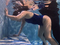 競泳水着で凶悪腹パンチバチボコイラマチオと水中潜水