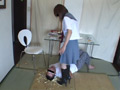 小さなセーラー服小悪魔はキモ男と食べ物を踏みつぶす