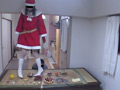 サンタ女王様の白ブーツ踏み潰し