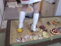 サンタ女王様の白ブーツ踏み潰し
