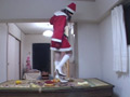 サンタ女王様の白ブーツ踏み潰し