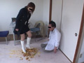 専門学生が面接官に怒りのブーツ踏み潰し