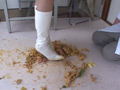 専門学生が面接官に怒りのブーツ踏み潰し