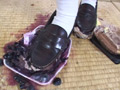 マッサージ嬢の踏み潰しに喜ぶ靴マニア