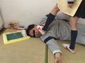 知恵遅れ○児にあきれた保育士さんが上履きで再教育
