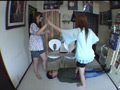 新入学女子大生二人が爆笑しながらナマ足踏みまくり