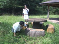 使用人二人と彼岸花をブーツで踏み潰す美人お嬢様
