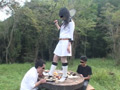 使用人二人と彼岸花をブーツで踏み潰す美人お嬢様