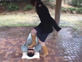 雨で汚れたブーツでのぞき魔を撃退するOL女王様