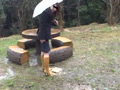 雨で汚れたブーツでのぞき魔を撃退するOL女王様