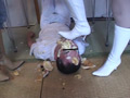 OL二人の怒りは頂点に達しブーツで襲われた小心男
