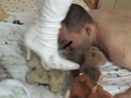 ビールを飲みながら男をブーツでいたぶる女王様