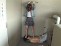 ナマ足でいたぶられ爪先で餌をもらい喜ぶ学生君