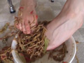 ナマ足でいたぶられ爪先で餌をもらい喜ぶ学生君