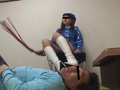 ミニスカポリスを○撮した男への罰は白ブーツ踏みと鞭