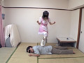 オタクをお立ち台にして萌えポーズを決める童顔メイド