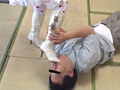オタクをお立ち台にして萌えポーズを決める童顔メイド
