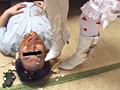 オタクをお立ち台にして萌えポーズを決める童顔メイド