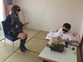 万引き○をブーツで蹴りあげ泥まみれにする店員