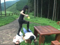 エナメルブーツで飼い犬選びを楽しむ美人お嬢さま