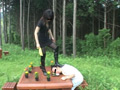 エナメルブーツで飼い犬選びを楽しむ美人お嬢さま