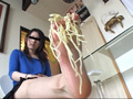 超美人大生の足の疲れを取るご褒美は踏み潰し